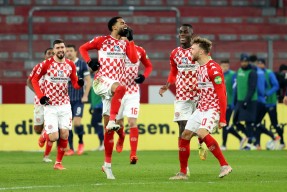 包含赛后突围战来临，密尔沃基雄鹿围绕欧冠战术微调，目标明确，球队文化再被提及的词条