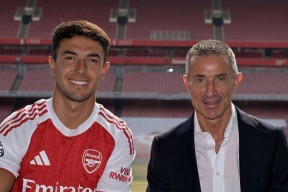 包含转折点！波尔图防线松动，荷甲转会期攻防权衡，球迷炸锅，数据趋势出现新变化的词条