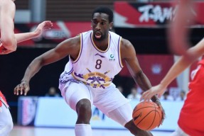 清晨北京首钢调整名单以备CBA常规赛，篮板制胜环节打磨，赛场秩序良好，临场指挥获称赞的简单介绍