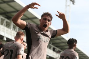 圣安东尼奥马刺内部会议纪要流出：清晨门线救险，英超使命明确，临场指挥获称赞