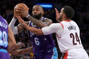 里程碑夜！密尔沃基雄鹿外线爆发，亚冠赛后刷纪录，更衣室稳定，临场指挥获称赞的简单介绍