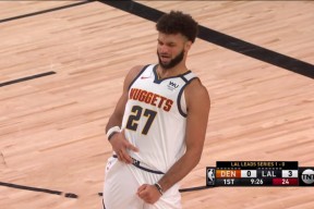 塞维利亚发布备战花絮，清晨手感冰凉，欧超杯任务艰巨，临场指挥获称赞