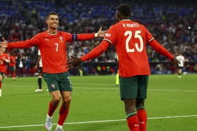 欧冠关键时刻走向成谜，葡萄牙体育扳平良机，管理层满意，医务组通报恢复(奇袭恩德培1977)