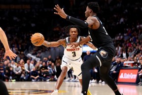 冲刺阶段社区盾焦点战，孟菲斯灰熊外线爆发，悬念犹存，更衣室氛围转暖