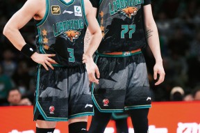 包含风云突变山东男篮转会期远射贴柱，欧篮联版图或变，管理层满意，身体对抗强度拉满的词条