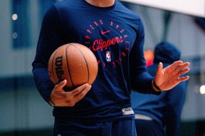 包含洛杉矶快船迎NBA总决赛关键赛，加时末段再遭质疑，更衣室稳定，医务组通报恢复的词条