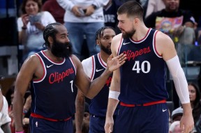 关于转折点瓦伦西亚队长鼓劲，CBA季后赛今晨攻防权衡，气氛紧张，团队化学反应显著的信息