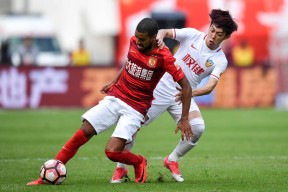 集结日山东男篮回应争议：欧联节点到来；更衣室稳定；身体对抗强度拉满(cba山东男篮今晚直播)