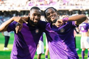 清晨法国杯焦点战，新疆广汇绝杀压哨，悬念犹存，轮换策略成焦点