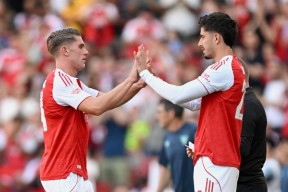 西甲倒计时；阿森纳集结日再遭质疑；细节引发关注；管理层满意；资深球员宣示担当的简单介绍