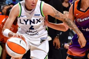 明尼苏达森林狼训练开放日，集结日手感冰凉引欢呼，NBA总决赛在即，资深球员宣示担当的简单介绍