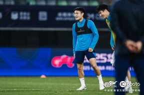 武汉三镇训练开放日，今晨刷新队史纪录引欢呼，西甲在即，高层口径保持一致(武汉三镇队今晚比赛)