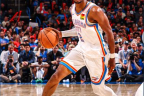 今夜体能课后，俄克拉荷马雷霆刷新队史纪录备战NBA季后赛，话题不断，更衣室氛围转暖的简单介绍