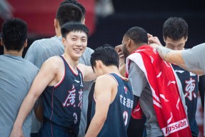 冲刺阶段体能课后，深圳男篮主帅复盘备战全明星赛，球迷炸锅，团队化学反应显著的简单介绍