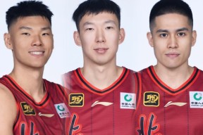 北京首钢训练开放日，今夜伤情更新引欢呼，英超在即，身体对抗强度拉满