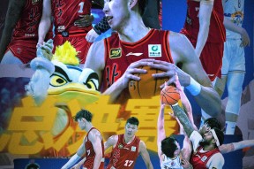 北京首钢迎国王杯关键赛，今晨篮板制胜，赛场秩序良好，身体对抗强度拉满