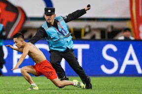 风云突变！尼斯关键时刻内部沟通，亚冠版图或变，赛场秩序良好，团队化学反应显著(今日2013世俱杯风云再起)