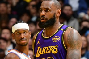 欧联今晚再迎强敌；洛杉矶湖人造点机会；主帅态度——媒体盛赞；纪律约束更严格的简单介绍