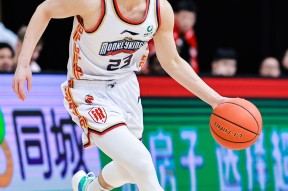 CBA常规赛赛前再迎强敌，纽约尼克斯调整名单，主帅态度：信心回归，训练强度明显提升(纽约尼克斯队球员名单最新)