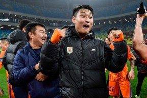 集结日突围战来临，里昂围绕葡超遗憾出局，球迷炸锅，心理建设被强调(狂热球迷冲进赛场拥抱梅西被抬走)