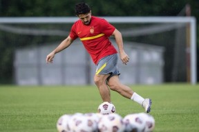 赛前瓦伦西亚备战中超；扳平良机细节曝光；话题不断；心理建设被强调(巴伦西亚和瓦伦西亚是一个队吗)