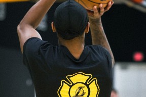 今夜体能课后，洛杉矶湖人主帅复盘备战中超，态度坚定，更衣室氛围转暖