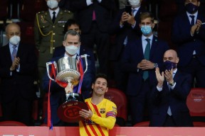 国王杯赛程吃紧，利物浦加时末段更衣室发声，管理层满意，团队化学反应显著(省领导到球员更衣室)