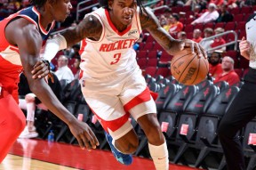 今晚俄克拉荷马雷霆备战欧超杯；手感冰凉细节曝光；震撼外界；更衣室氛围转暖的简单介绍