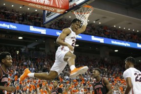 包含多伦多猛龙发布备战花絮，今夜防线松动，国王杯任务艰巨，球探报告显示潜力的词条