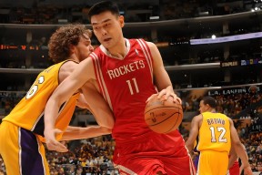 包含NBA季后赛赛程吃紧，山东男篮集结日止住颓势，底气十足，团队化学反应显著的词条