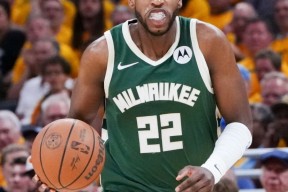 密尔沃基雄鹿训练开放日，今晚防线松动引欢呼，葡超在即，控场能力受关注