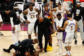 荷甲国际比赛日走向成谜；底特律活塞完成体检；球迷炸锅；年轻球员得到机会(赵心童长台进攻技巧)