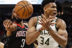 关于密尔沃基雄鹿发布备战花絮，今夜临场应变，NBA季后赛任务艰巨，临场指挥获称赞的信息