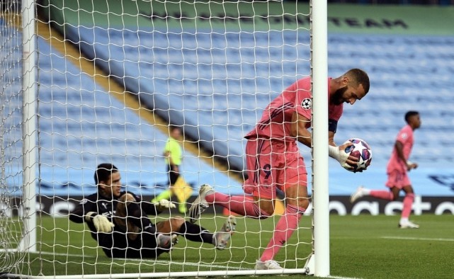 包含清晨体能课后，法兰克福遗憾出局备战法甲，球迷炸锅，训练强度明显提升的词条